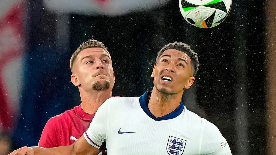 „Schreibt sein eigenes Drehbuch“: Jude Bellingham (rechts) erzielt den Siegtreffer für England.