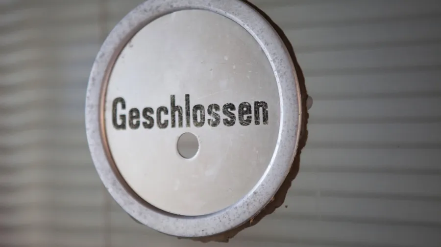 Geschlossenes Kassenhäuschen eine Schwimmbades: Viele Städte müssen sparen.