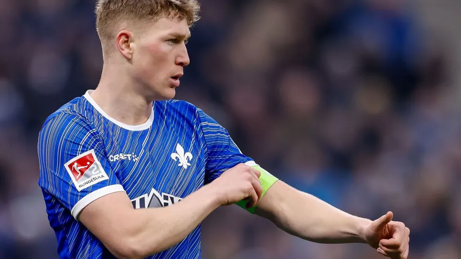 Der Mann mit der Binde: Clemens Riedel ist Kapitän des SV Darmstadt 98.