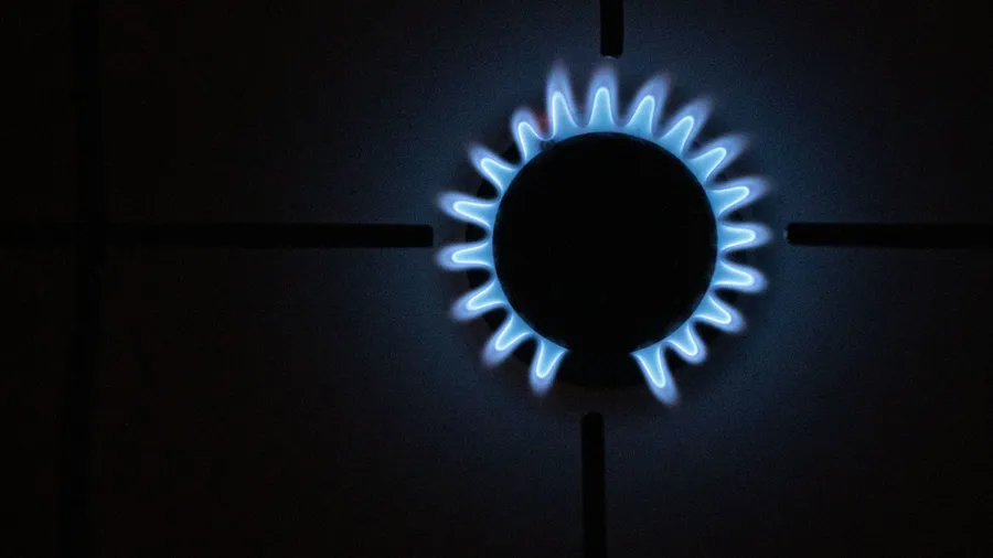 Teures Abendessen: Eine Gasflamme brennt auf einem Küchenherd.