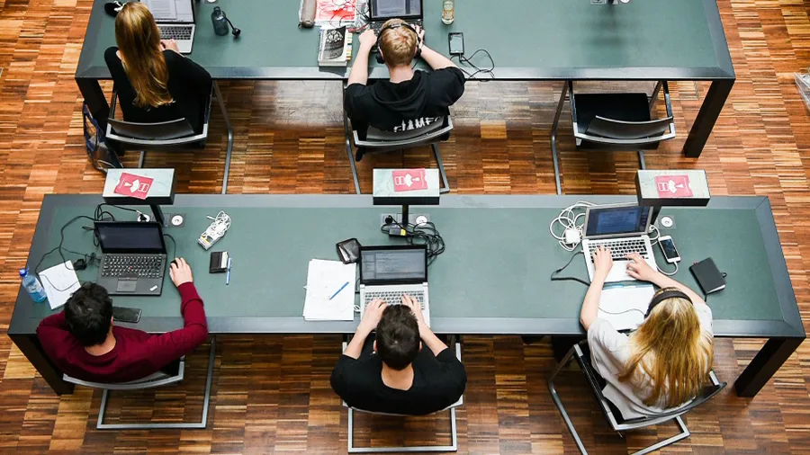 Studien zeigen, dass der Einsatz generativer KI – richtig angeleitet und in didaktische Konzepte eingebettet – die Lernleistung steigern kann.