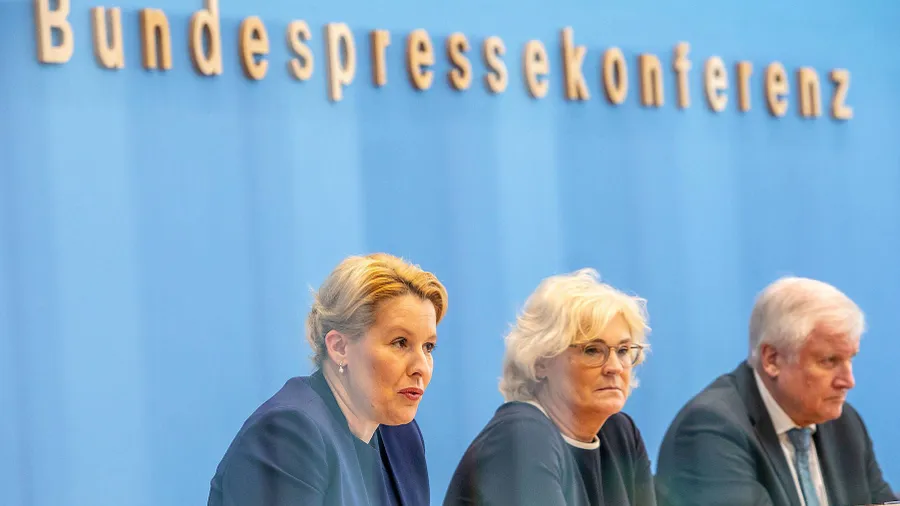 Bundesfamilienministerin Franziska Giffey, Bundesjustizministerin Christine Lambrecht und  Bundesinnenminister Horst Seehofer am Mittwoch in Berlin