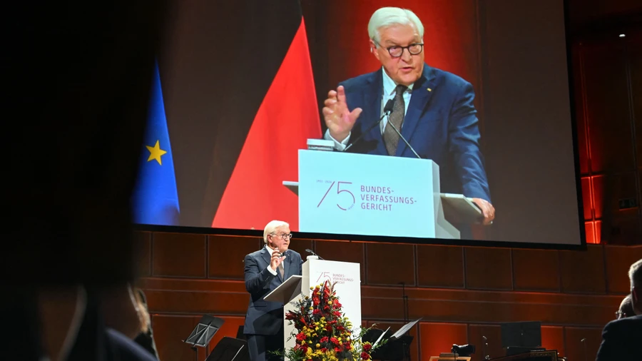 Bundespräsident Frank-Walter Steinmeier spricht in der Stadthalle beim Festakt zum 75. Geburtstag des Bundesverfassungsgerichts.