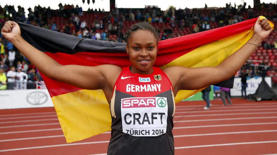 Diskuswerferin Shanice Craft (Bild) hat bei der Leichtathletik-EM in Zürich Bronze gewonnen. Die 21-Jährige aus Mannheim holte sich die Medaille am Samstagabend mit 64,33 Metern. Die Kroatin Sandra Perkovic wurde ihrer Favoritenrolle gerecht und feierte mit der Jahresweltbestweite von 71,08 Metern ihren dritten Europameistertitel in Serie. Silber ging an die Französin Mélina Robert-Michon (65,33). Direkt hinter ihrer Teamkollegin Craft landete Anna Rüh aus Neubrandenburg (62,46 Meter) auf dem vierten Rang; Fünfte wurde die Berlinerin Julia Fischer (61,20).