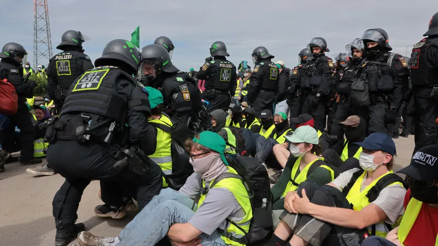 Polizisten räumen eine Fahrbahn der Demonstration gegen den AfD-Parteitag auf der Autobahn A 71 bei Ingersleben am Park- und Rastplatz.