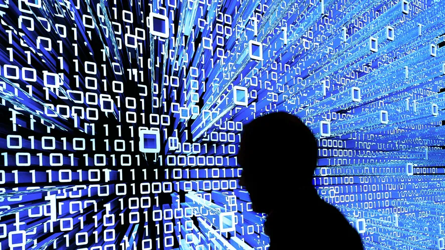 Ein Messebesucher vor einem Leuchtdisplay auf der Cebit-Computermesse in Hannover 2015
