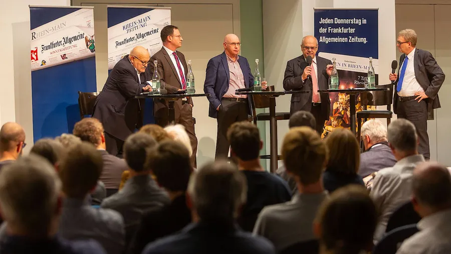Diskussionsfreudig: Verkehrsdezernent Klaus Oesterling, IHK-Geschäftsführer Alexander Theiss, ADFC-Geschäftsführer Norbert Sanden und Handwerkkammerpräsident Bernd Ehinger (von links) im Gespräch mit Manfred Köhler (F.A.Z.)