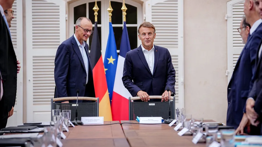 Bundeskanzler Friedrich Merz (links) wird von Frankreichs Präsident Emmanuel Macron (rechts) im Fort de Bregancon, einer Residenz des französischen Präsidenten an der südfranzösischen Côte d’Azur, empfangen.