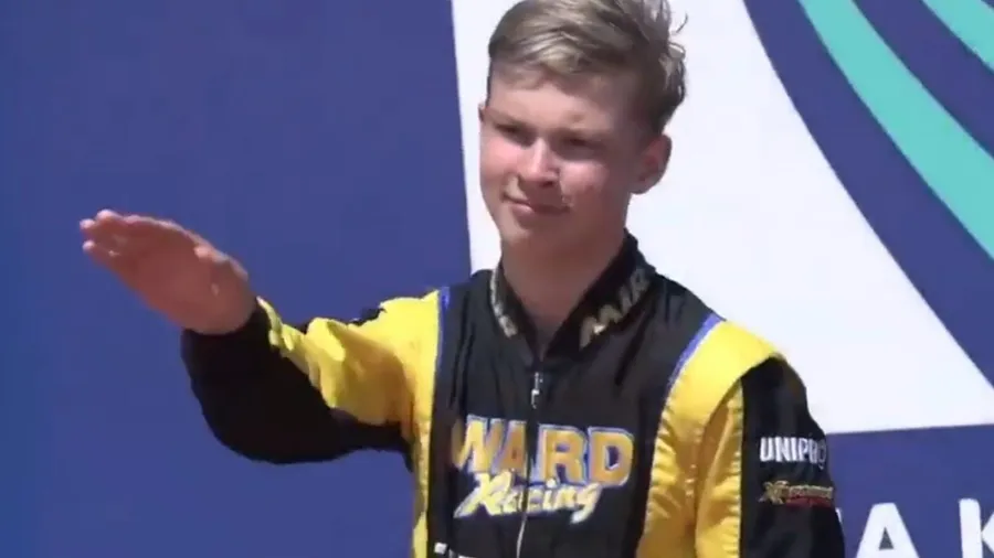Artem Severiukhin macht auf dem Siegerpodest den Hitlergruß.