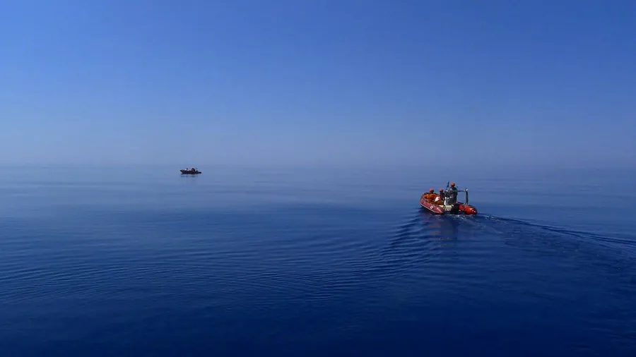 Übung auf spiegelglatter See: Beiboote der „Alan Kurdi“ am Montag vor Tunesien