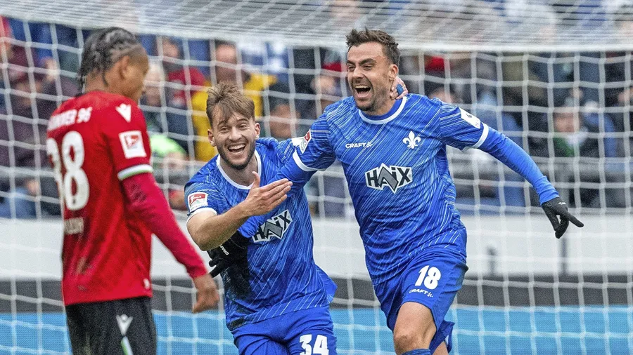 Wichtiger Mann: Darmstadts Philipp Förster (rechts)