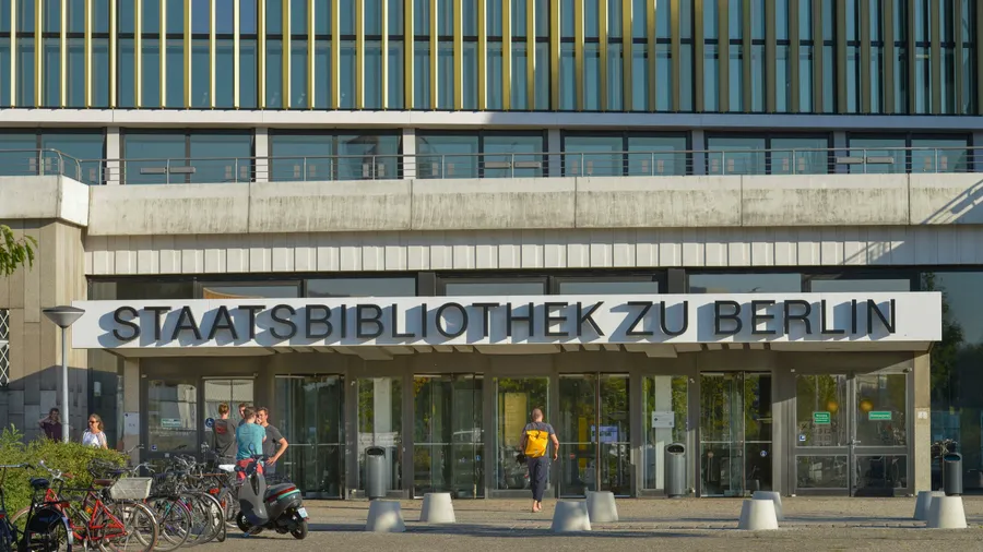 Auch die Staatsbibliothek zu Berlin am Potsdamer Platz wurde während der Hitze ein Zufluchtsort für viele. Ab 2030 wird das marode Gebäude allerdings saniert, einen Ausweichort gibt es bislang nicht.
