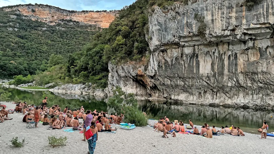 Talentshow am Flussufer: An einem Abend versammelt sich das Camp am Strand, einige führen etwas vor.