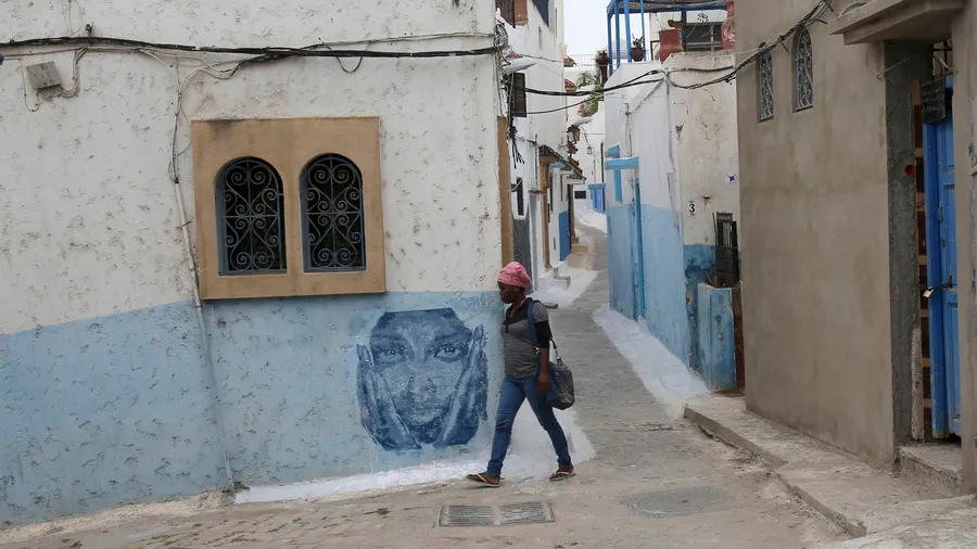 Leïla Slimanis Romanfiguren fühlen sich überall fremd, ob in Frankreich oder in der Heimat: Eine Marokkanerin in der Altstadt von Rabat.