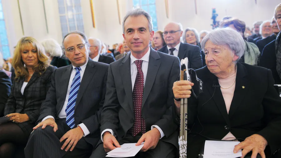 Zeitzeugin Trude Simonsohn, hier neben Frankfurts OB Peter Feldmann (Mitte) und dem Vorsitzenden des Zentralrats der Juden, Dieter Graumann (links), hat den „Treffpunkt“ mit angestoßen
