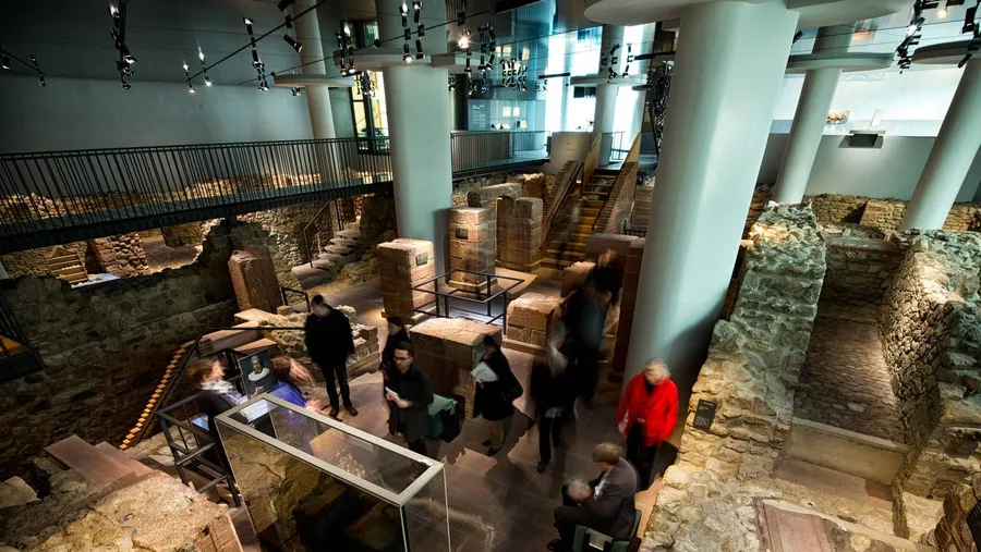 Sprechstunde Steine: Schon immer konnten Besucher des Museums Judengasse hinuntersteigen in die Keller von vier früheren Häusern der Judengasse.