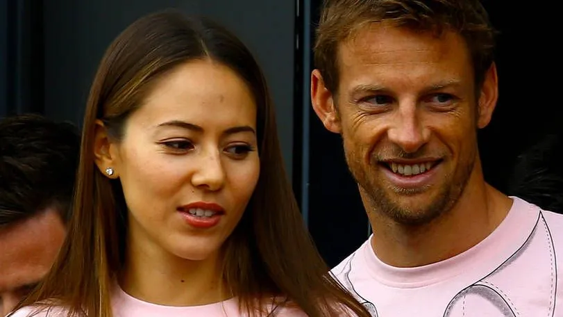 Jenson Button (rechts) mit Jessica Michibata