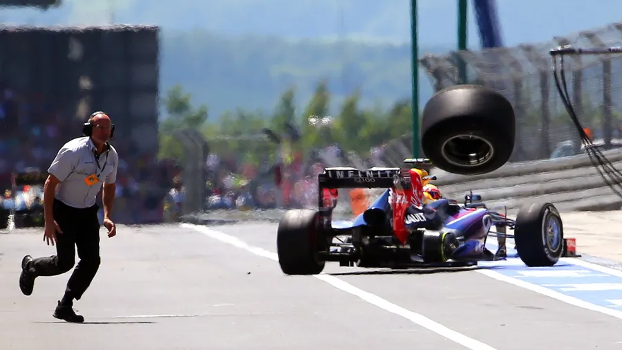 Das Hinterrad von Mark Webber fliegt durch die Boxengasse