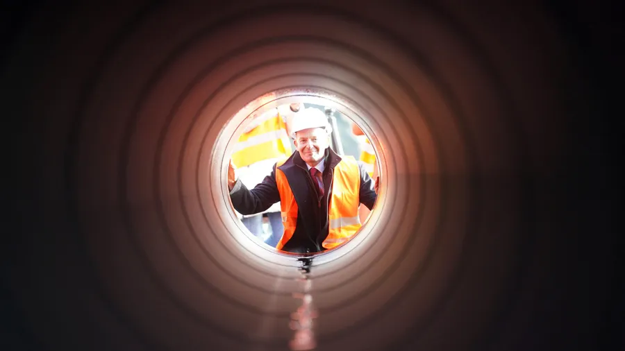Guckt Deutschland am Ende in die Röhre? Verkehrsminister Volker Wissing (FDP) schaut in ein Bauteil der Anbindung des LNG-Terminals Brunsbüttel. Sollte der europäische Gaspreisdeckel greifen, könnten LNG-Schiffe künftig lieber Drittstaaten als die EU ansteuern.
