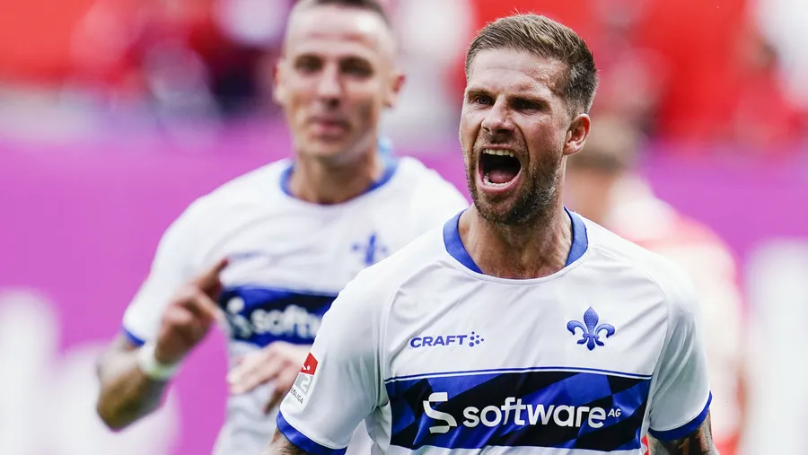 Werden nicht mehr verschenkt: Trikots von Darmstadts Tobias Kempe und Kollegen