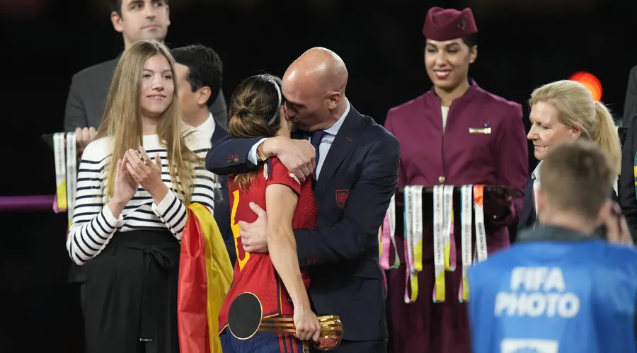 Luis Rubiales küsst Aitana Bonmati
