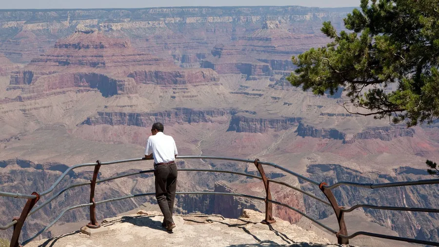 Die Aufbruchstimmung verflogen: Barack Obama am Abgrund des Grand Canyon.