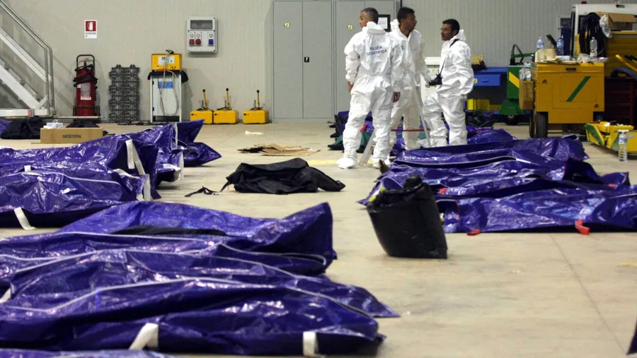 Mehr als hundert Tote wurden bisher nach dem Brand eines Flüchtlingsbootes vor Lampedusa geborgen.