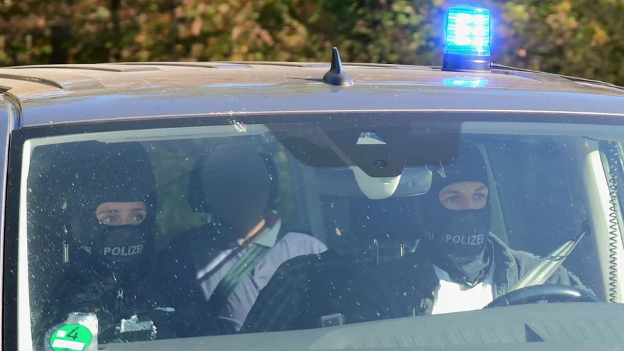 Manfred D. wird am 6. Oktober nach seiner Festnahme zum Bundesgerichtshof in Karlsruhe gebracht