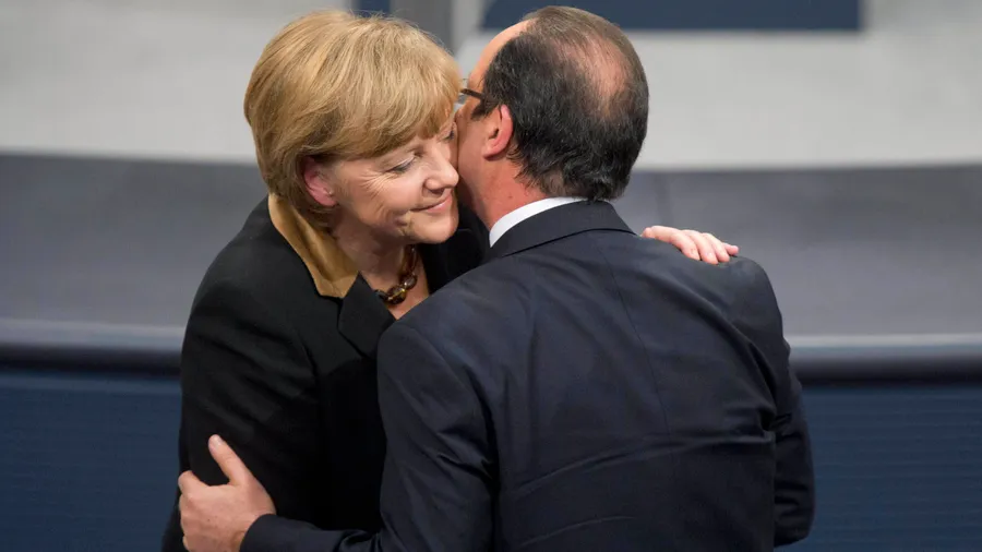 Auf die Freundschaft: Kanzlerin Merkel mit dem französischen Staatspräsidenten Hollande in Berlin