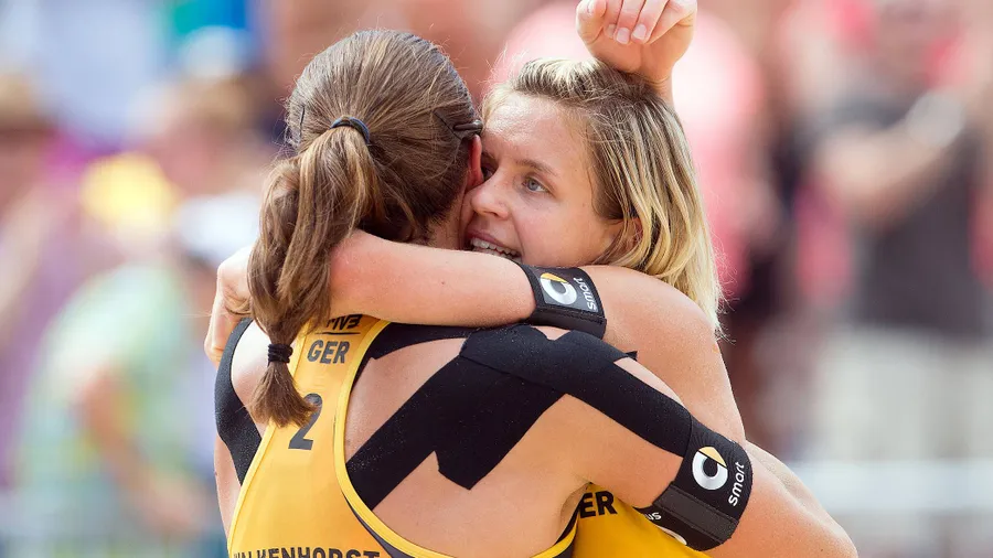 Die Olympiasiegerinnen Laura Ludwig und Kira Walkenhorst haben den ersten Angriff aus den eigenen Reihen abgewehrt. Deutschlands beste Beachvolleyballerinnen gewannen am Montag bei der WM in Wien das verbandsinterne Duell gegen das in diesem Jahr neu zusammengestellte Duo Karla Borger und Margareta Kozuch (Haltern) mit 2:0 (21:19, 21:18) und sicherten sich damit den Gruppensieg. „Wir wissen, wenn wir uns auf unser Spiel konzentrieren, dann läuft es wieder“, erklärte die 31 Jahre alte Ludwig nach dem hochklassigen Sieg bei mehr als 30 Grad auf der Donauinsel. (dpa)