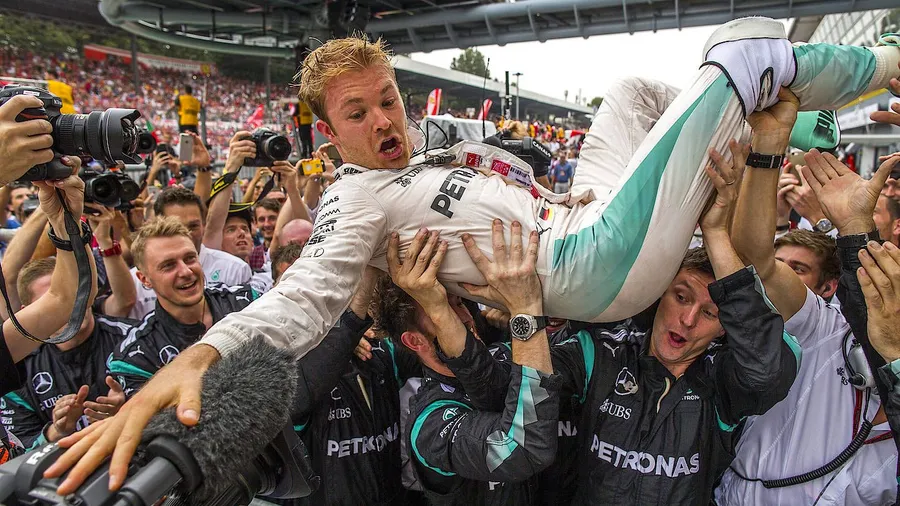Stagediver: Nico Rosberg badet in der Mechaniker-Menge