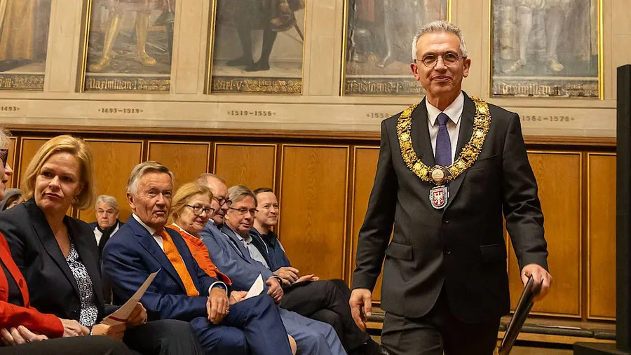 Als sei nichts geschehen: Oberbürgermeister Peter Feldmann spricht am Donnerstagabend im Kaisersaal des Römers.