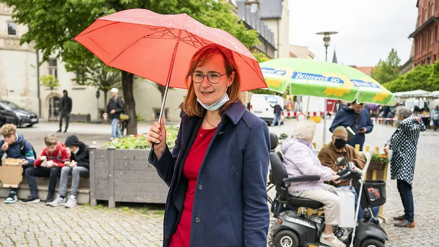 Eva von Angern, Spitzenkandidatin der Partei Die Linke in Sachsen-Anhalt, beim Wahlkampf in Aschersleben am 27.05.2021.