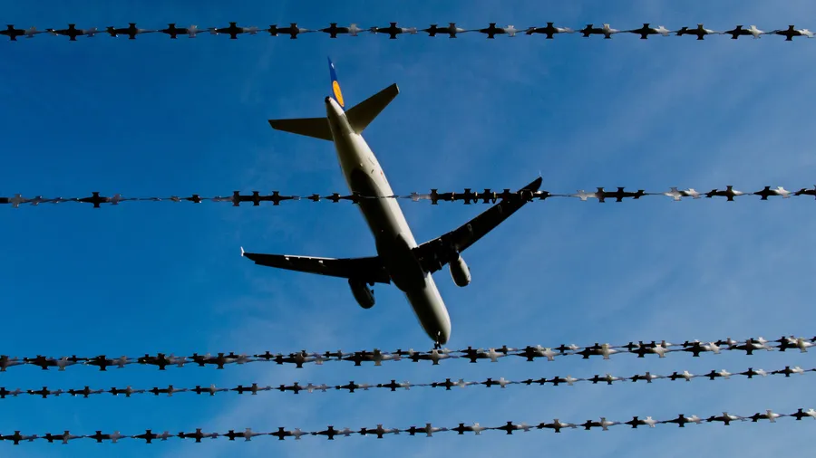 Wie kommen ausreisepflichtige Schwerverbrecher und Gefährder in ihre Heimat zurück, wenn ihre Abschiebung scheitert?