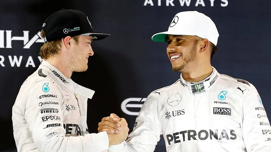 Am Ende gaben sich die Rivalen Rosberg (links) und Hamilton doch die Hand.