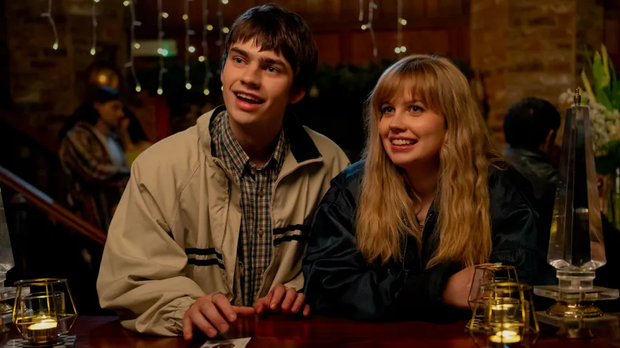 Owen (Spike Fearn) und Emily (Angourie Rice) auf der Suche in den Bars von Manchester.