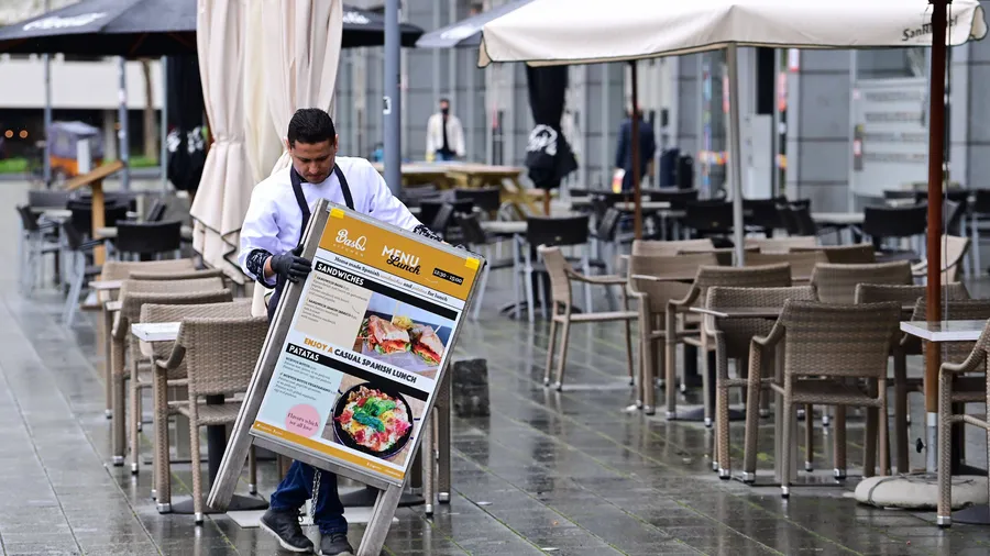 Niederländische Restaurants wie hier in Rotterdam müssen wieder um Mitternacht schließen.