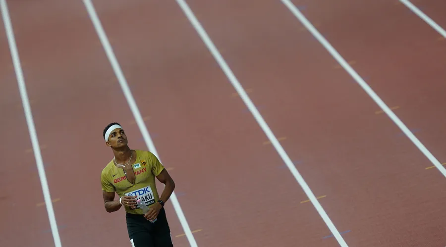 Joshua Abuaku vor dem Start im Finale auf der Laufbahn der 400 Meter Hürden.