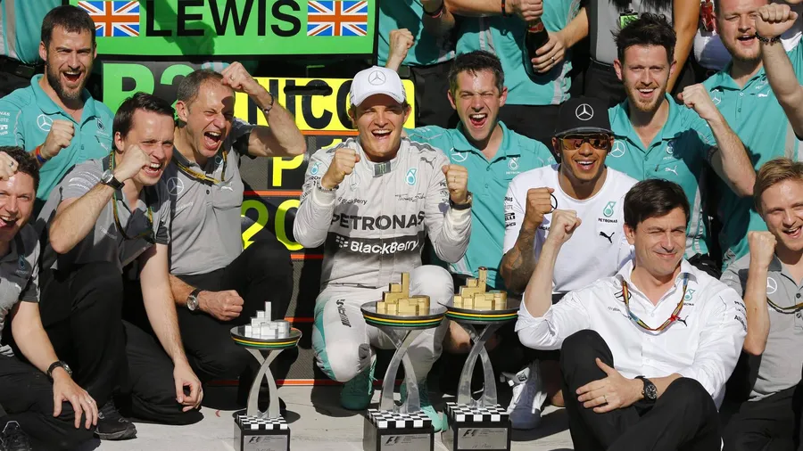 Es kann nur einen geben: In Brasilien feiert Nico Rosberg seinen fünften Saisonsieg, Lewis Hamilton macht gute Miene dazu. Aber wie reagiert er, wenn er die WM noch verliert?
