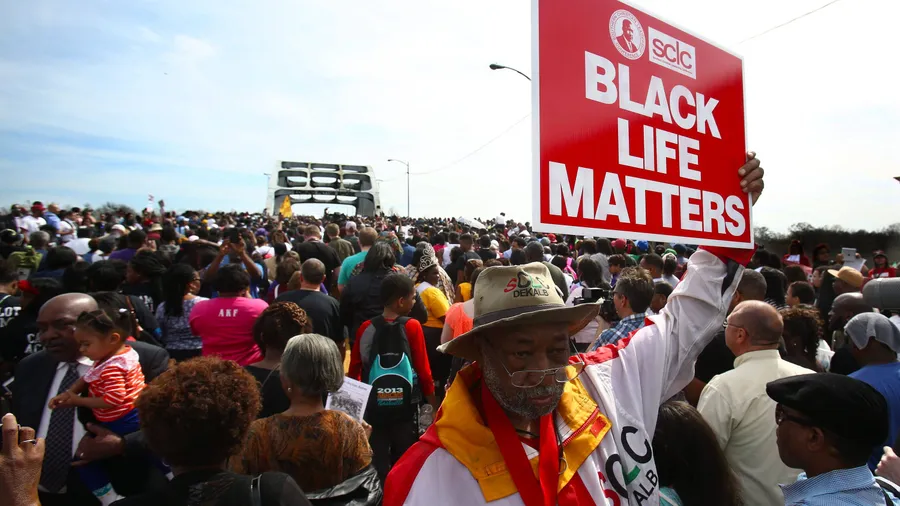 „Schwarzes Leben zählt“: Gedenkmarsch an der Edmund-Pettus-Brücke am Sonntag in Selma in amerikanischen Bundesstaat Alabama