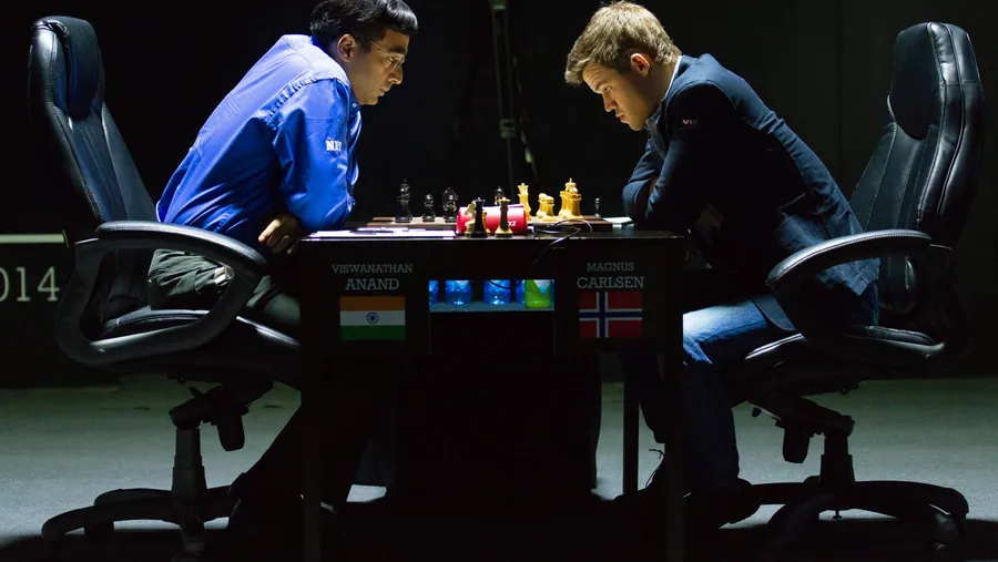 Derzeit führt der Norweger gegen Viswanathan Anand mit 3,5:2,5