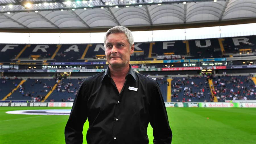 Trainer Armin Veh ist besorgt darum, wie es mit der Eintracht weitergeht.