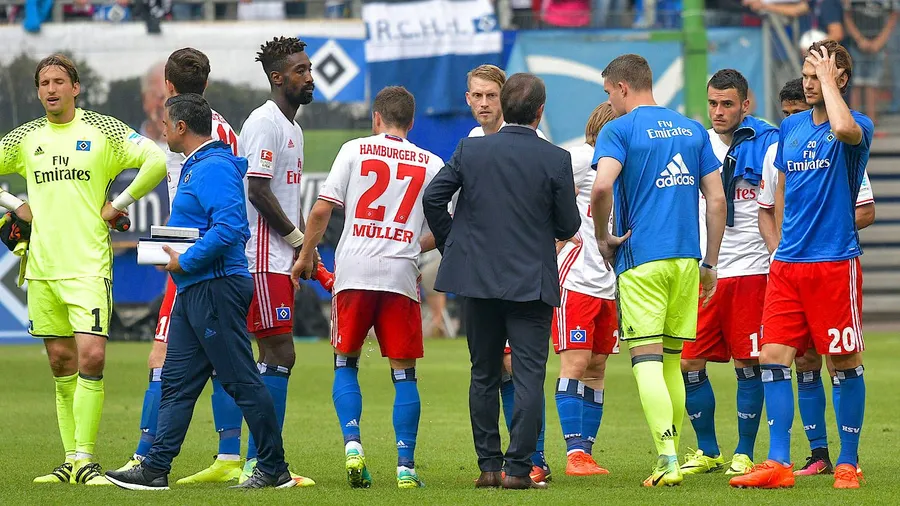 Ratlos: HSV-Spieler und Trainer nach der Heim-Niederlage gegen Leipzig