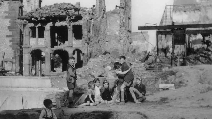 Alltag in Frieden: Kinder spielen in den Ruinen von Frankfurt im April 1946.