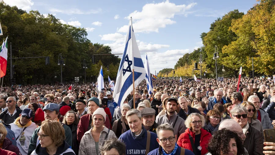 Mehr als zehntausend Menschen demonstrierten zwei Wochen nach den Massakern vom 7. Oktober 2023 vor dem Brandenburger Tor.