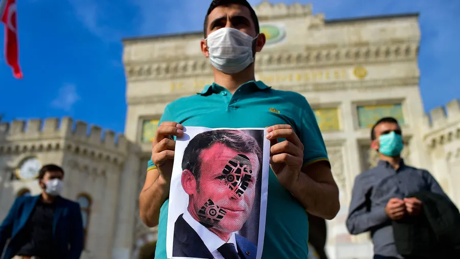 Verunglimpfender Protest gegen Macron: Demonstrant in Istanbul