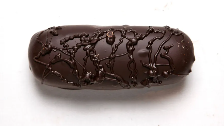 Marzipan wird aus blanchierten und geschälten Mandeln und Zucker hergestellt.