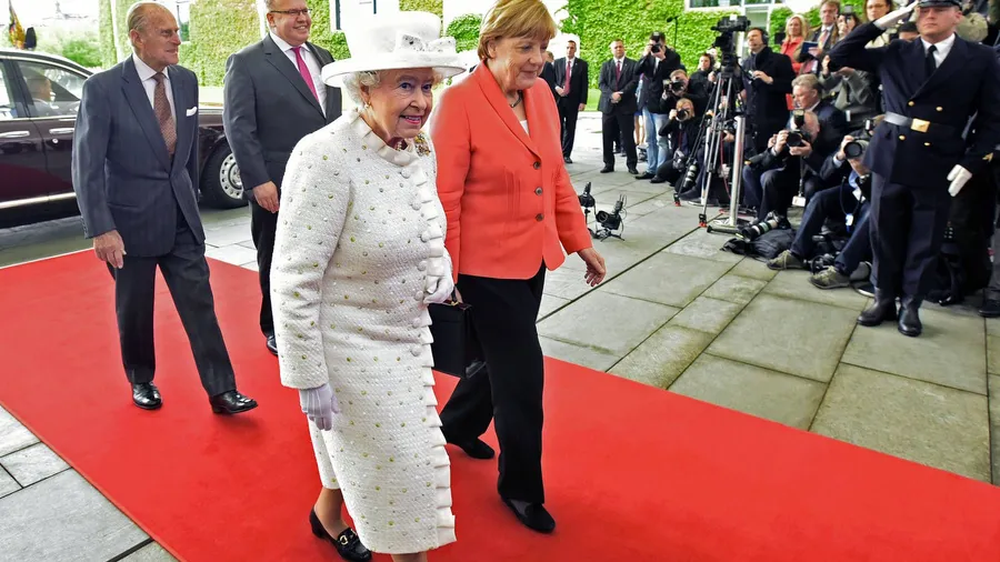 Königin Elisabeth und Prinz Philip werden  von Bundeskanzlerin Merkel und dem Kanzleramtsminister Altmaier ins Kanzleramt begleitet.