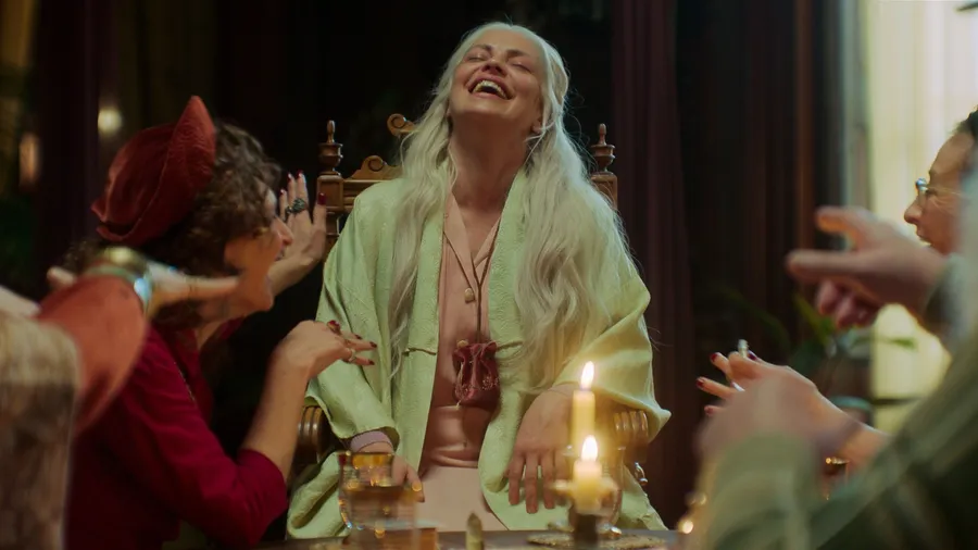 Die Frau im Haus: Dolores Fonzi als Clara in der Serie „Das Geisterhaus“