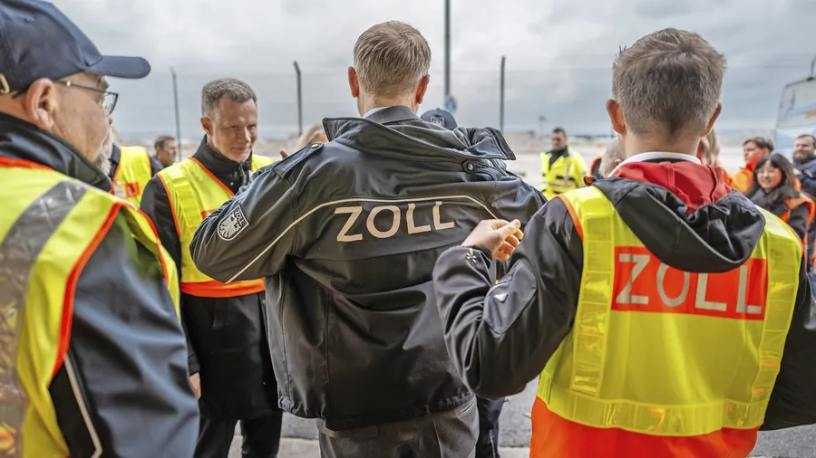 Rein in die Praxis: Finanzminister Lindner beim Zoll